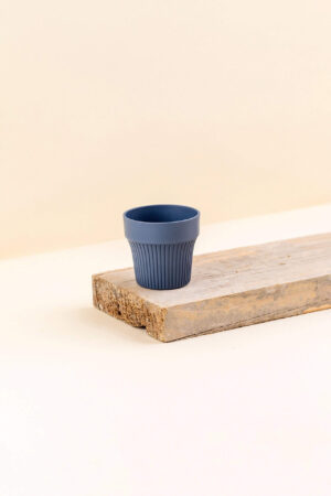 Cache-pot en plastique recyclé Tiny lagoon bleu de diamètre 7 cm vue de côté