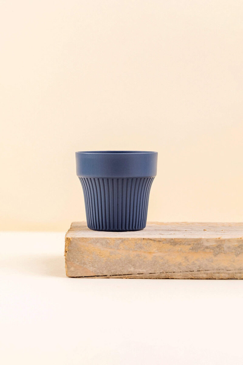 Cache-pot en plastique recyclé Tiny lagoon bleu de diamètre 7 cm vue de face