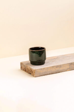 Cache-pot en céramique Orion vert de diamètre 6 cm vue de côté