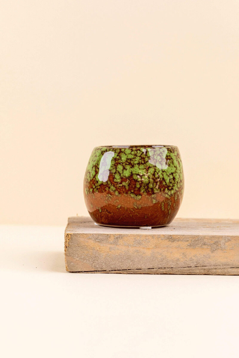 Cache-pot en céramique Stacy vert et marron de diamètre 6 cm vue de face