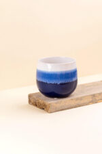 cache-pot-ceramique-wavy-bleu-diametre-12cm-cote Cache-pot en céramique Wavy bleu de diamètre 12 cm vue de côté
