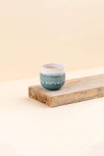 Cache-pot en céramique Wavy turquoise de diamètre 6 cm vue de côté