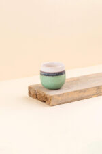 Cache-pot en céramique Wavy vert d’eau de diamètre 6 cm vue de côté
