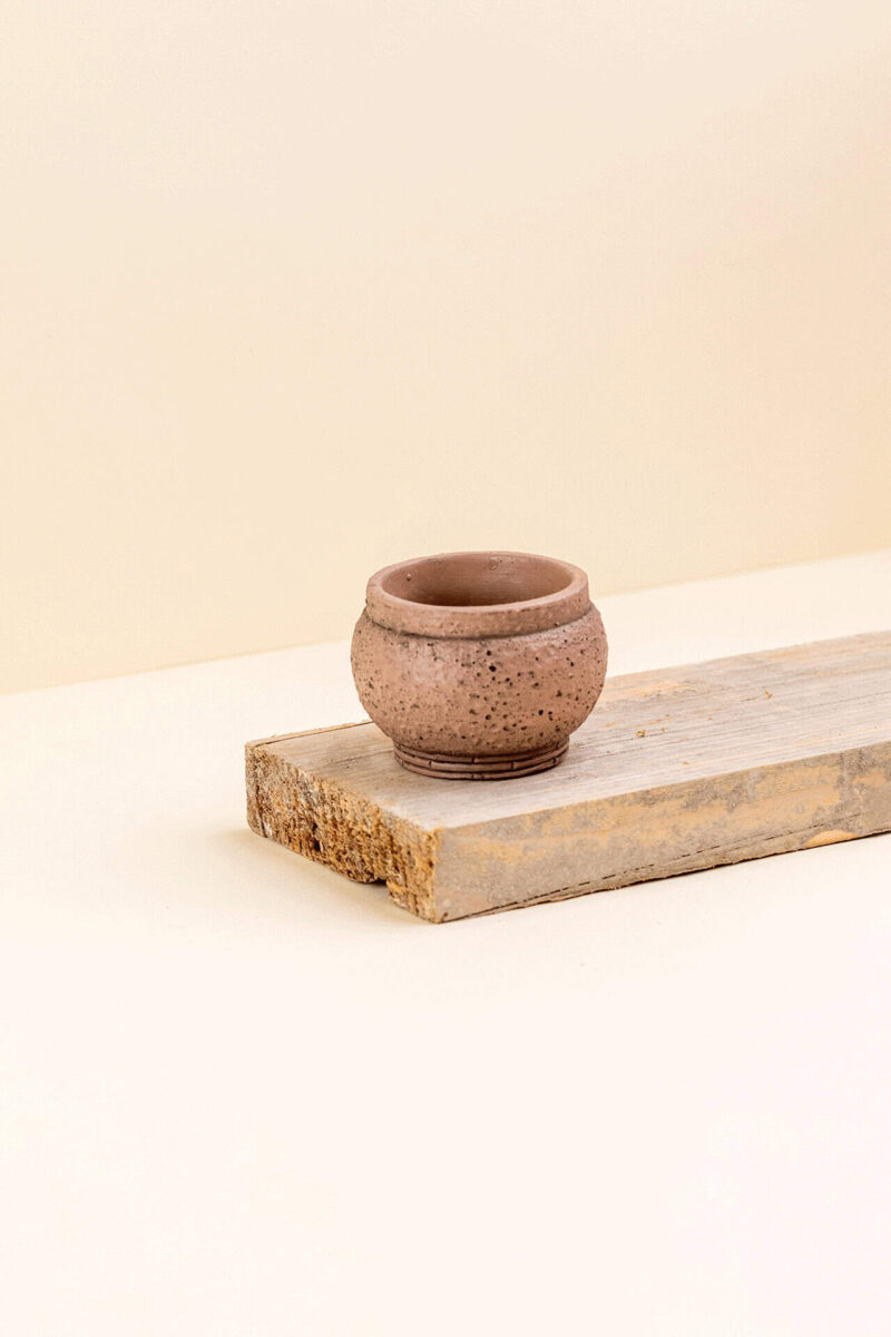 Cache-pot en ciment Hera rose de diamètre 6 cm vue de côté