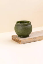 cache-pot-ciment-hera-vert-fonce-diametre-9cm-cote Cache-pot en ciment Héra vert foncé de diamètre 9 cm vue de côté