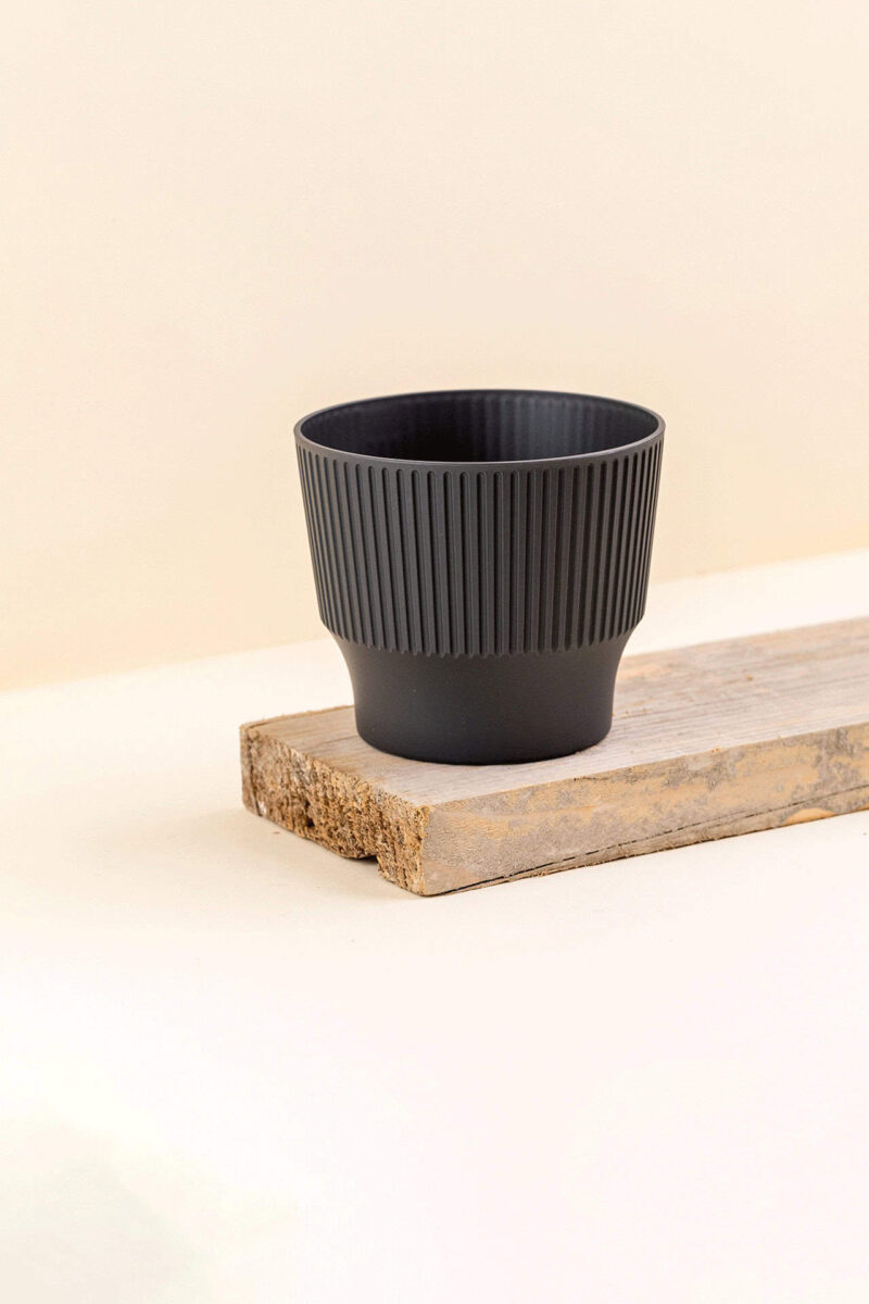 Cache-pot en plastique recyclé Mini ash anthracite de diamètre 13 cm vue de côté