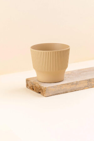 Cache-pot en plastique recyclé Mini desert beige de diamètre 13 cm vue de côté