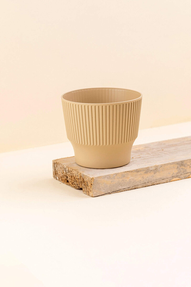 Cache-pot en plastique recyclé Mini desert beige de diamètre 13 cm vue de côté