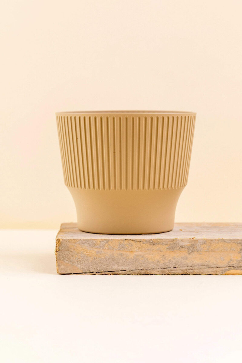 Cache-pot en plastique recyclé Mini desert beige de diamètre 13 cm vue de face