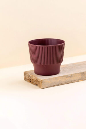 Cache-pot en plastique recyclé Mini plum bordeaux de diamètre 13 cm vue de côté