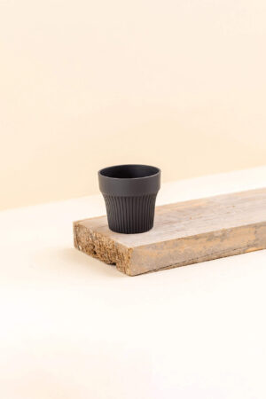 Cache-pot en plastique recyclé Tiny ash anthracite de diamètre 7 cm vue de côté