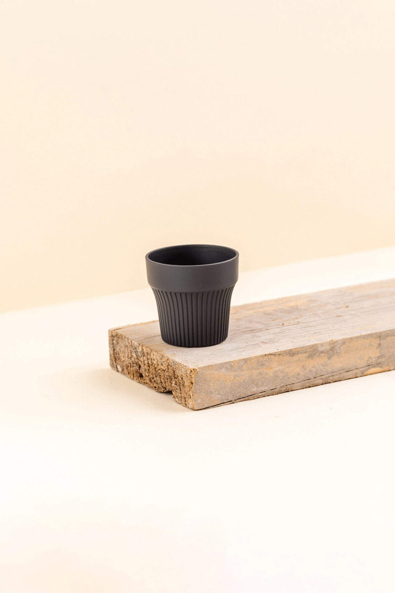 cache-pot-plastique-recycle-tiny-ash-anthracite-diametre-7cm-cote Cache-pot en plastique recyclé Tiny ash anthracite de diamètre 7 cm vue de côté