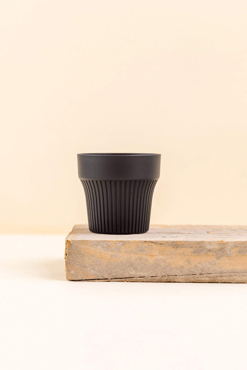 Cache-pot en plastique recyclé Tiny ash anthracite de diamètre 7 cm vue de face