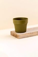 cache-pot-plastique-recycle-tiny-clover-vert-kaki-diametre-11-5cm-cote Cache-pot en plastique recyclé Tiny clocher vert kaki de diamètre 11,5 cm vue de côté