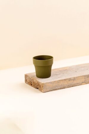 Cache-pot en plastique recyclé Tiny clocher vert kaki de diamètre 7 cm vue de côté