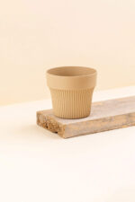 cache-pot-plastique-recycle-tiny-desert-beige-diametre-11-5cm-cote Cache-pot en plastique recyclé Tiny desert beige de diamètre 11,5 cm vue de côté
