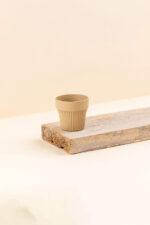 Cache-pot en plastique recyclé Tiny desert beige de diamètre 7 cm vue de côté