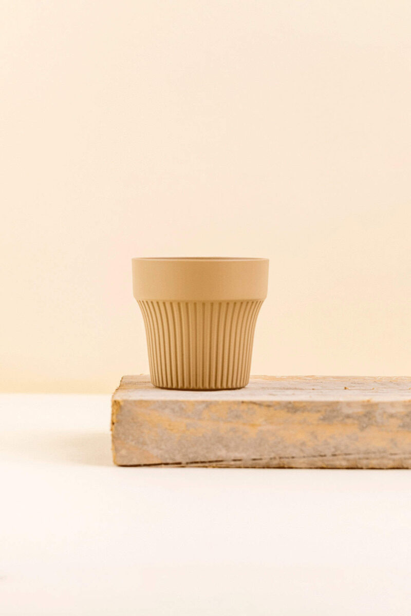 Cache-pot en plastique recyclé Tiny desert beige de diamètre 7 cm vue de face