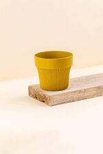 cache-pot-plastique-recycle-tiny-golden-lime-jaune-ocre-diametre-11-5cm-cote Cache-pot en plastique recyclé Tiny golden lime jaune ocre de diamètre 11,5 cm vue de côté