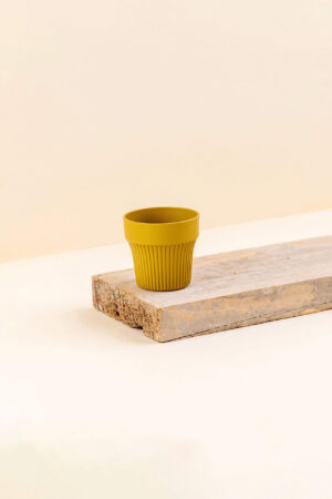 Cache-pot en plastique recyclé Tiny golden lime jaune ocre de diamètre 7 cm vue de côté