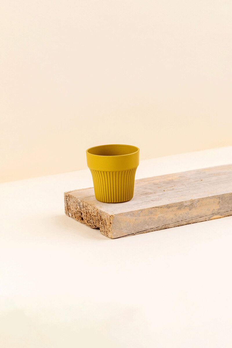 cache-pot-plastique-recycle-tiny-golden-lime-jaune-ocre-diametre-7cm-cote Cache-pot en plastique recyclé Tiny golden lime jaune ocre de diamètre 7 cm vue de côté