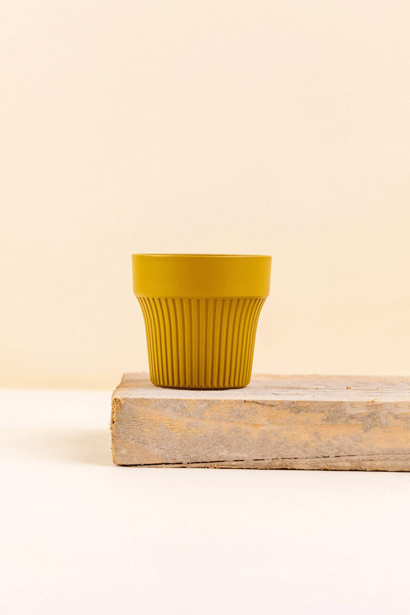 Cache-pot en plastique recyclé Tiny golden lime jaune ocre de diamètre 7 cm vue de face