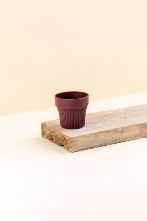 Cache-pot en plastique recyclé Tiny plum bordeaux de diamètre 7 cm vue de côté